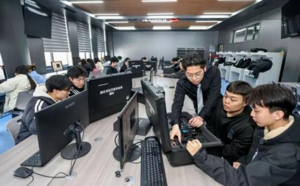 学的内容融入到工业学生不是一个旁观者是一个企业的见证者 学的内容融入到工业学生不是一个旁观者是一个企业的见证者