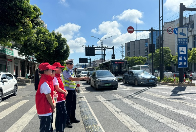 要抓紧孩子的手腕或许让孩子一直处在自己的视野之内防止意外
